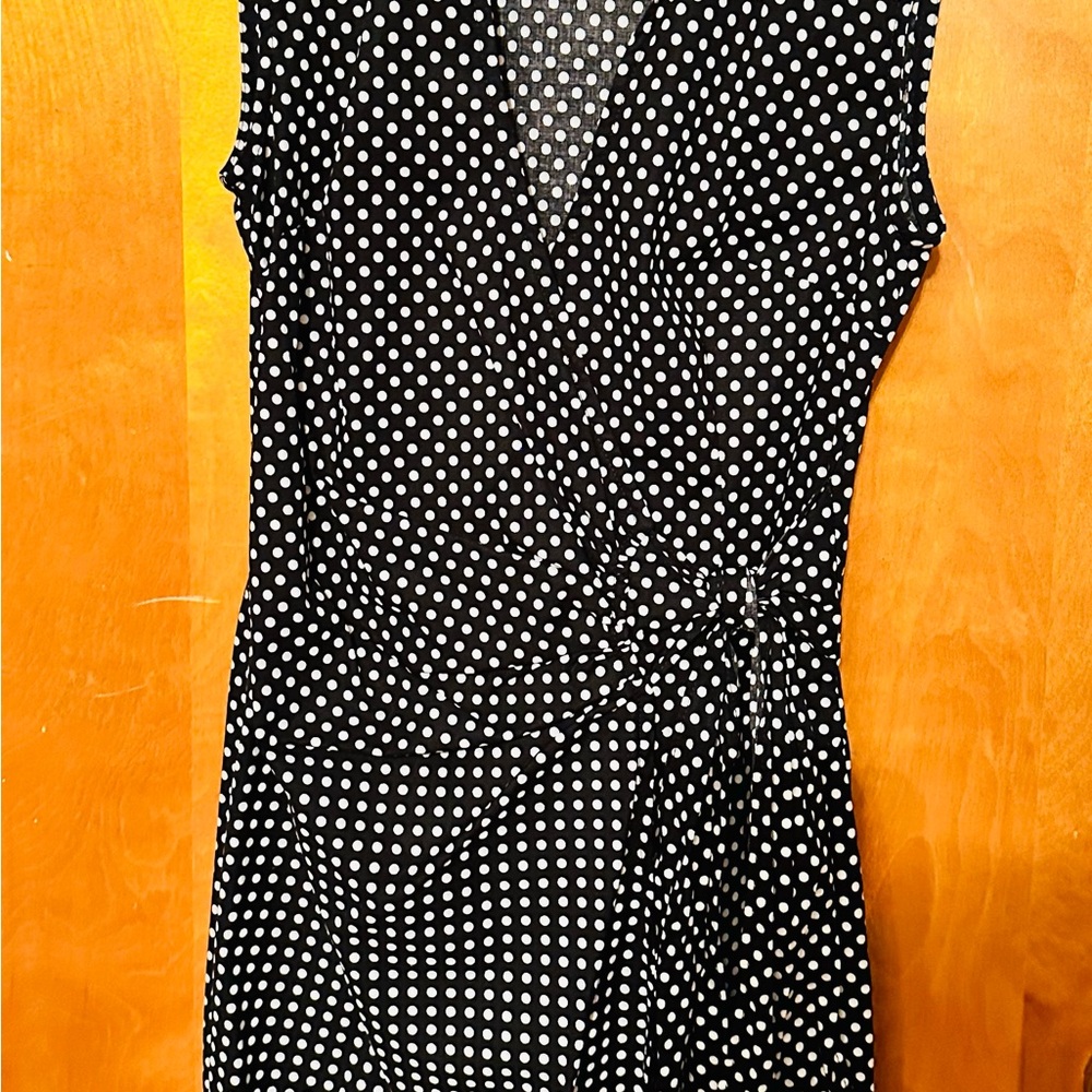 Polla dot V neck, belt dress.